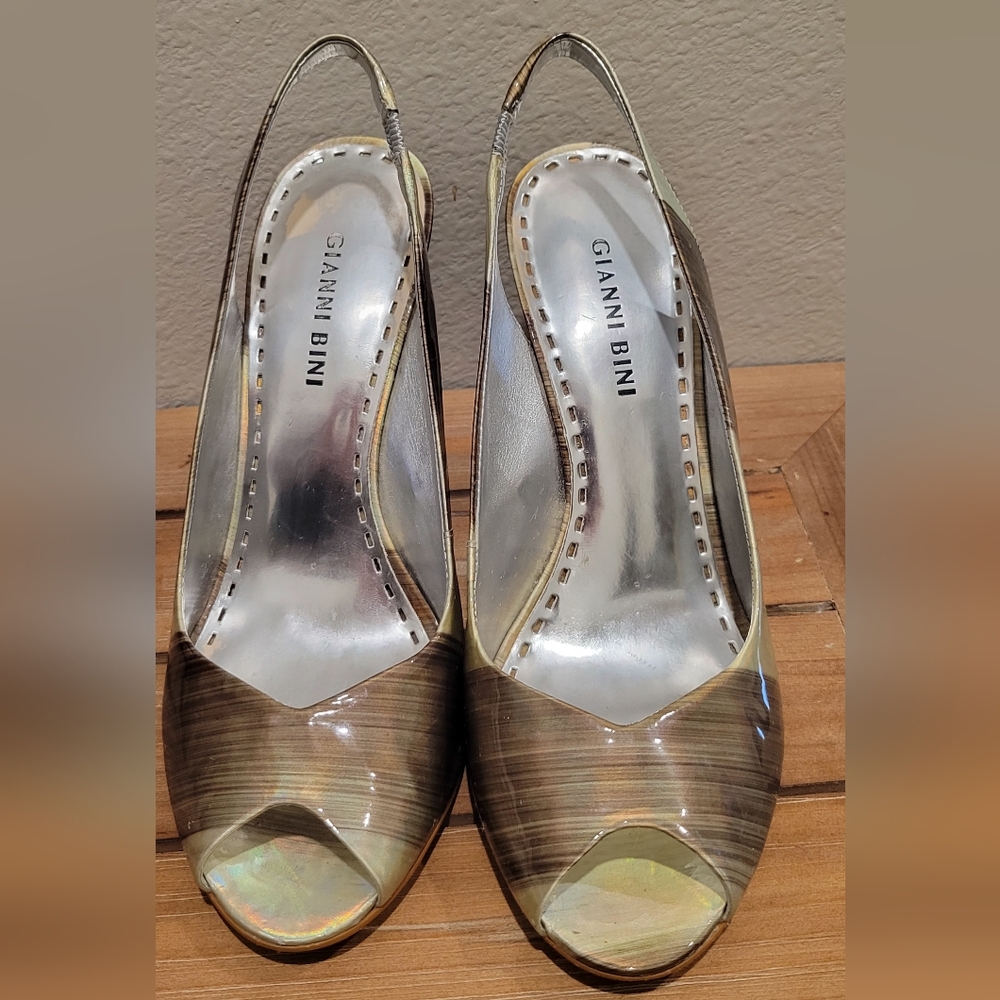 Vintage Gianni Bini Women's Silver and Green Leather Heels Size 8.5